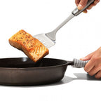 Paletta forata in acciaio inox per servire con manico ergonomico