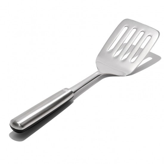 Paletta forata in acciaio inox per servire con manico ergonomico